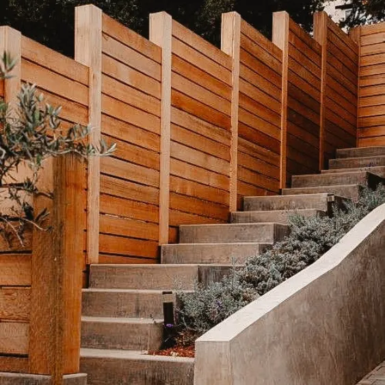 Clôture en bois le long d'un escalier paysager.