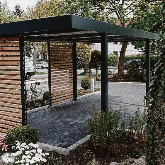 Abri d’auto moderne avec structure en métal noir et panneaux en bois, situé dans une allée pavée entourée de végétation.