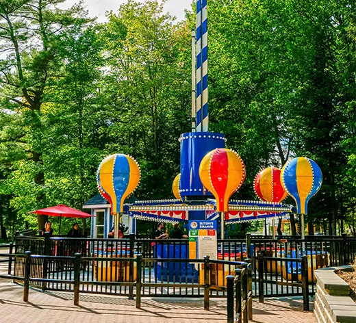 Manège coloré à Santa's Village avec des montgolfières décoratives