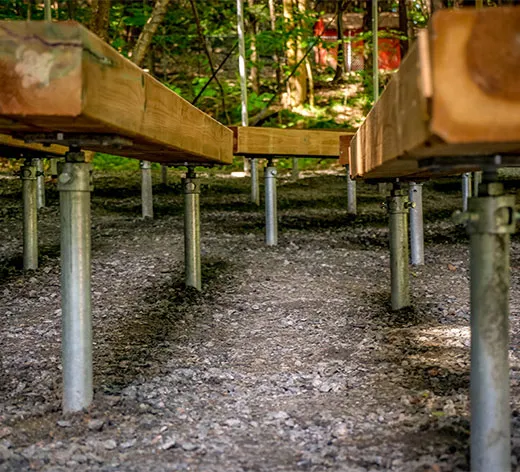 Les pieux vissés supportant solidement les bancs à Santa's Village, Muskoka.