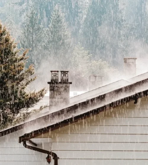 Installation de pieux vissés par temps de pluie