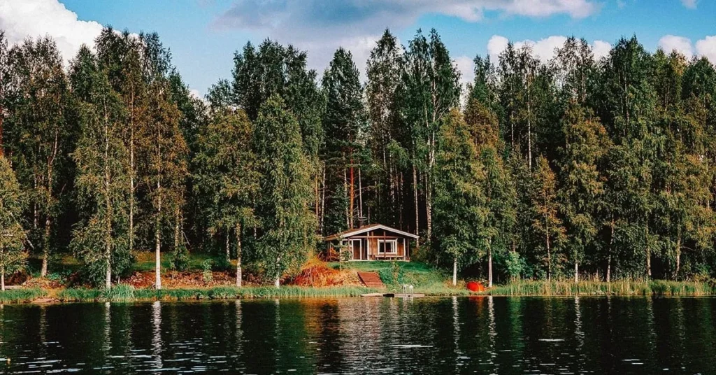 Petit chalet en bois au bord d’un lac, entouré d'une forêt dense de grands arbres, offrant un cadre naturel paisible.

Petit chalet en bois au bord d’un lac, entouré d'une forêt dense de grands arbres, offrant un cadre naturel paisible.