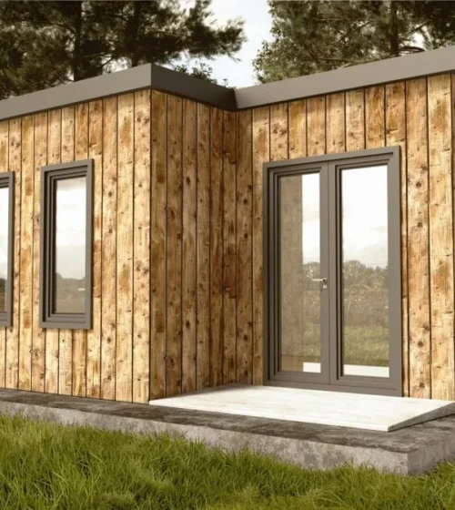 Mini-maison en bois avec grandes fenêtres modernes