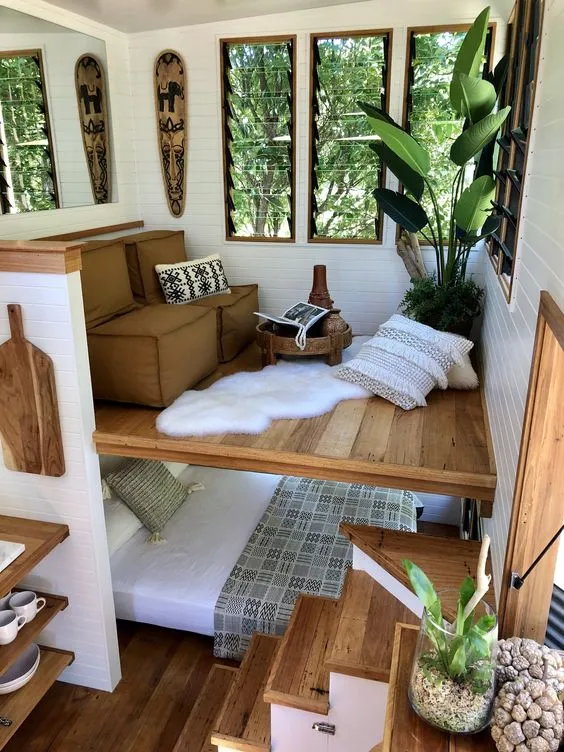 Mini-maison avec mezzanine et espace de détente en bois