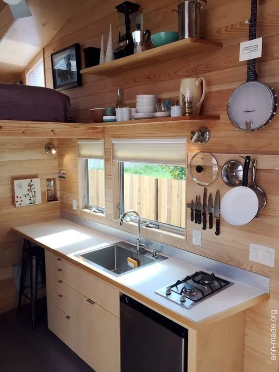 Cuisine optimisée dans une mini-maison en bois