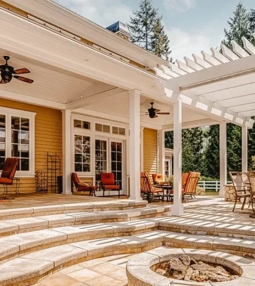 Terrasse spacieuse avec pergola blanche et coin salon extérieur.