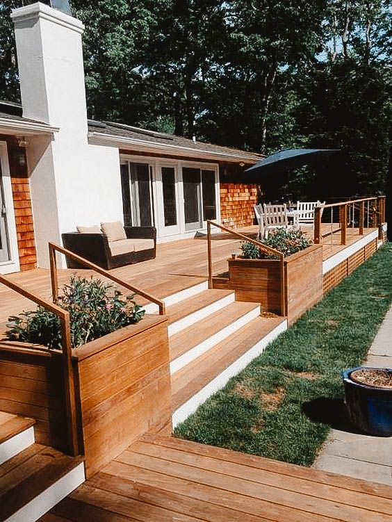Vous pouvez voir un patio teint en deux tons