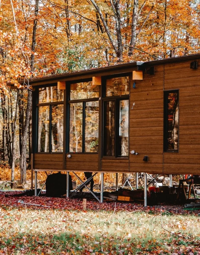 Chalet surélevé en forêt avec pieux vissés