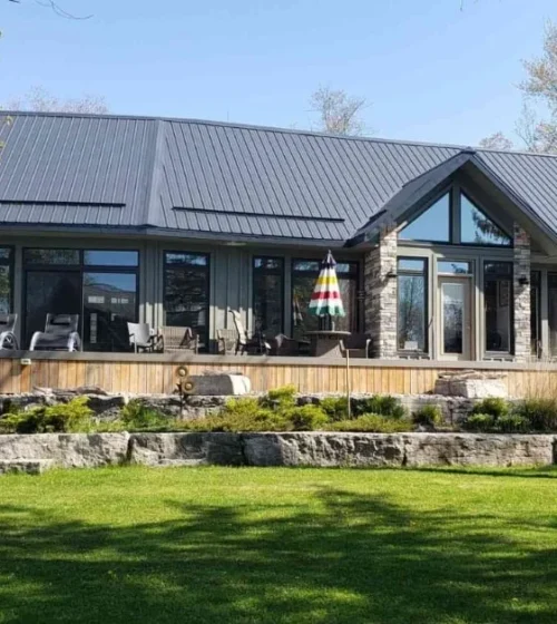 Maison de campagne moderne avec une terrasse spacieuse, soutenue par des pieux vissés solides, idéale pour des projets d'agrandissement fiables.