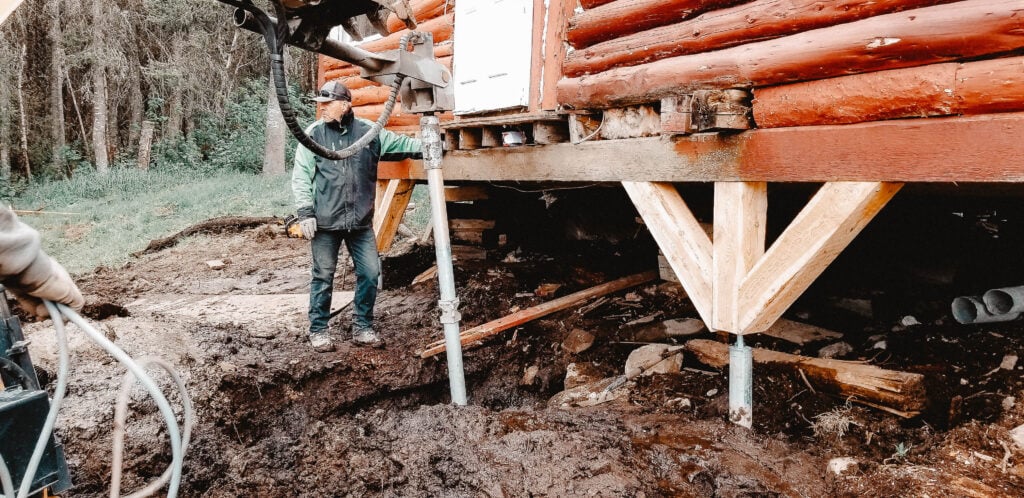 Cottage foundation on screw piles in the Monts-Valin, Saguenay