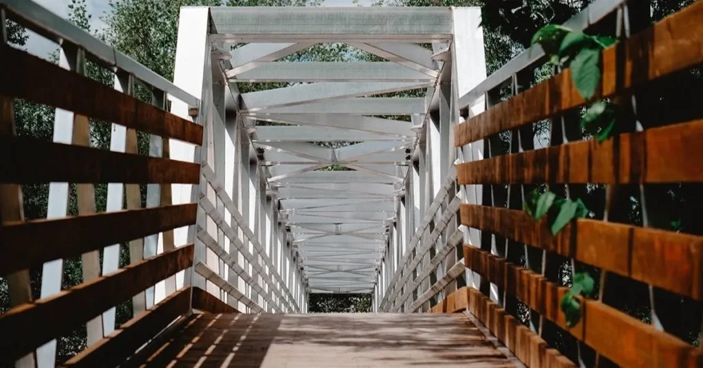 Promenade en bois soutenue par des pieux vissés écologiques.