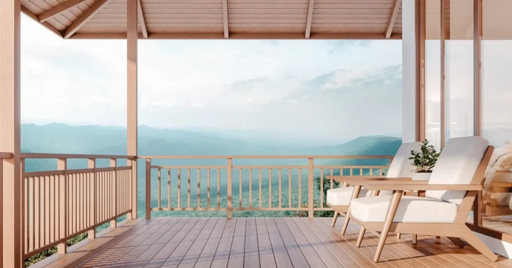 Patio en bois avec fauteuils confortables et vue imprenable sur les montagnes.