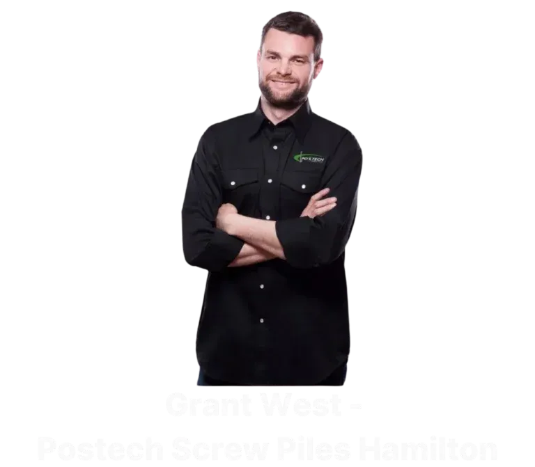 Grant West, franchisé de Postech Screw Piles Hamilton, posant avec les bras croisés en uniforme de travail.