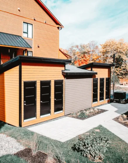 Rangement extérieur moderne construit sur une fondation de pieux vissés.