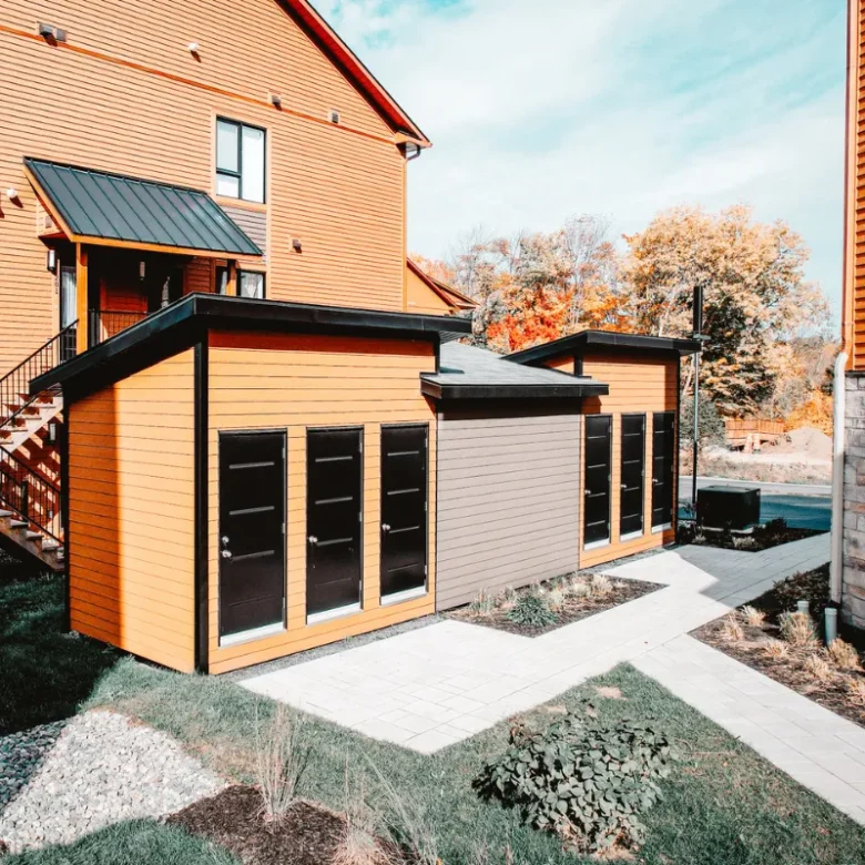 Rangement extérieur moderne construit sur une fondation de pieux vissés.