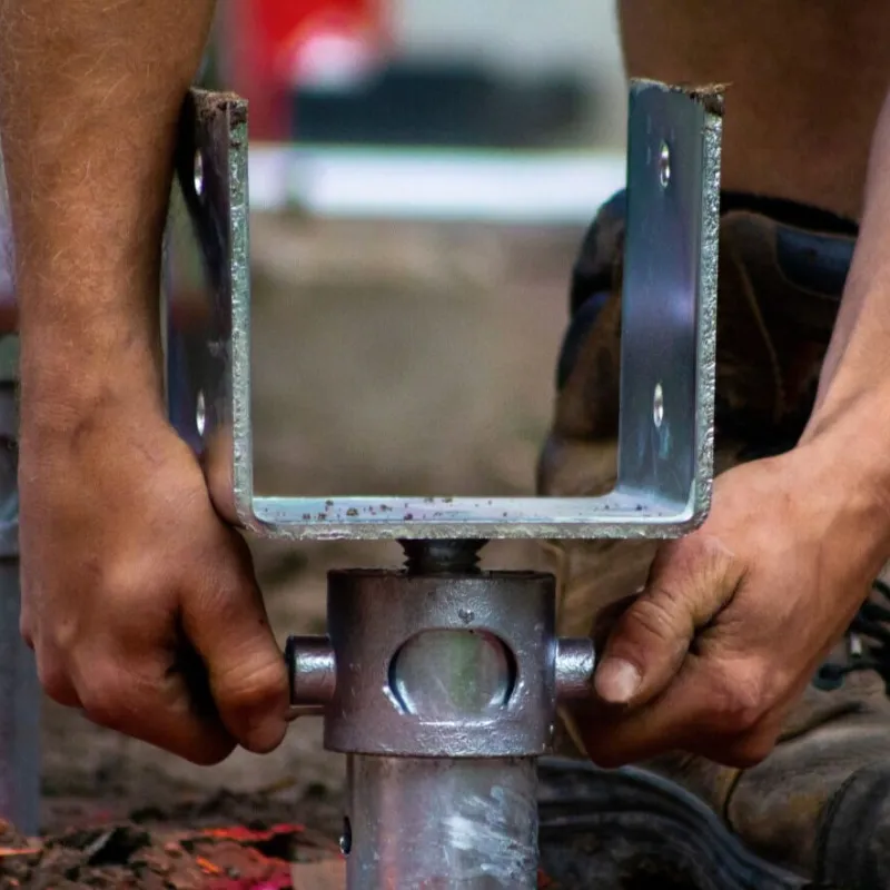 Installation d'une tête ajustable sur un pieu vissé Vistech par un technicien