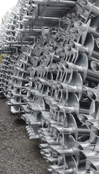 Pieux vissés en acier galvanisé empilés pour le stockage avant l'installation