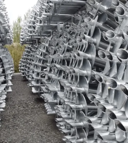 Pieux vissés en acier galvanisé empilés pour le stockage avant l'installation