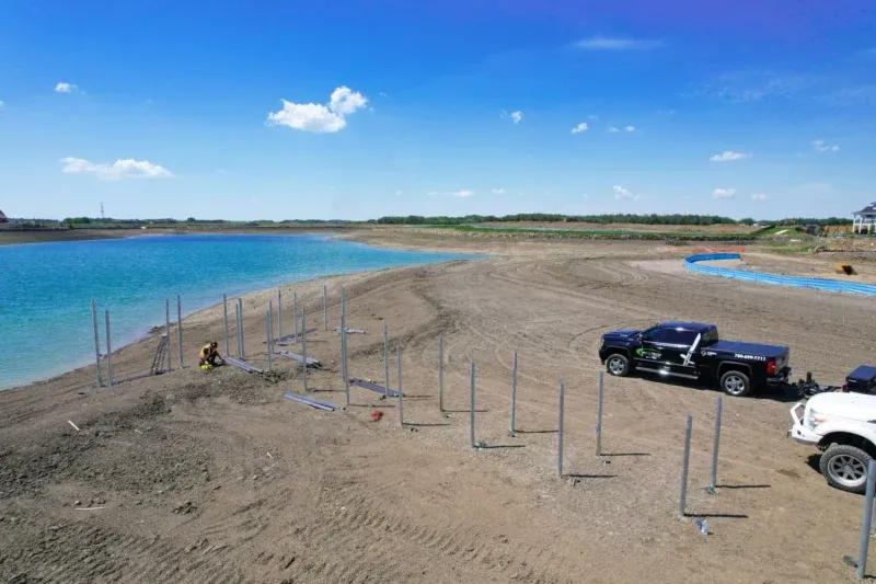 Installation de pieux vissés Vistech sur un sol granulaire près d'un plan d'eau